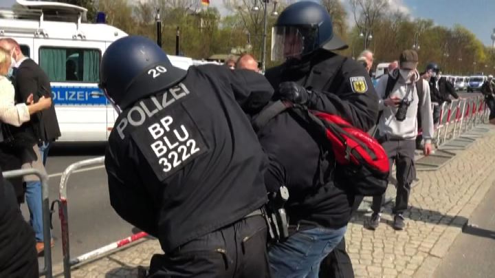 Covid, arresti e scontri a Berlino contro le nuove restrizioni