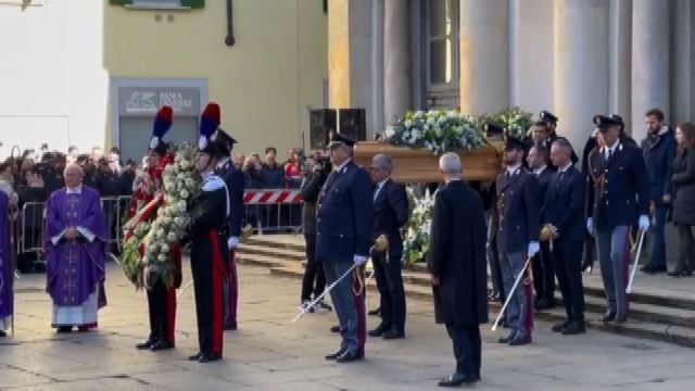 Funerali Maroni a Varese, una folla segue esequie su maxischermo