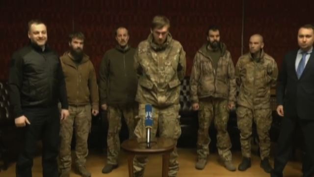 Zelensky saluta i 215 prigionieri liberi dopo scambio con Russia