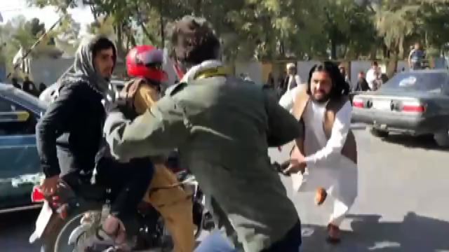 A Kabul giornalisti picchiati per non riprendere protesta donne
