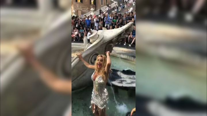 Valeria Marini fa il bagno nella Barcaccia: 550 euro di multa