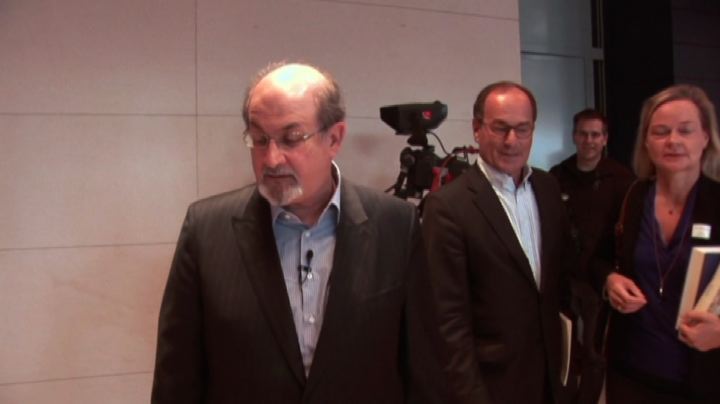 Salman Rushdie aggredito a New York: assalitore fermato