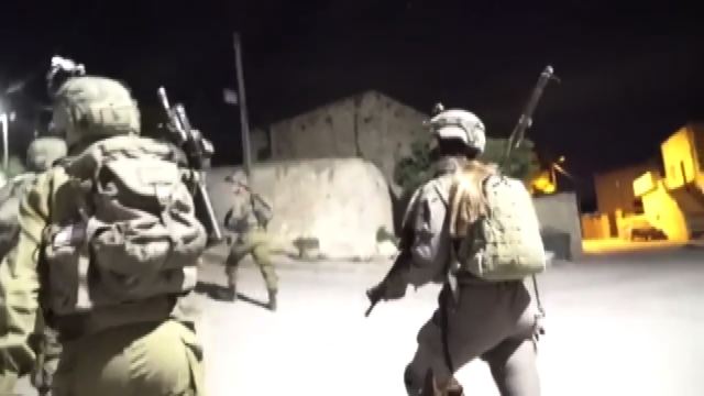 L'esercito israeliano diffonde immagini del raid in Cisgiordania