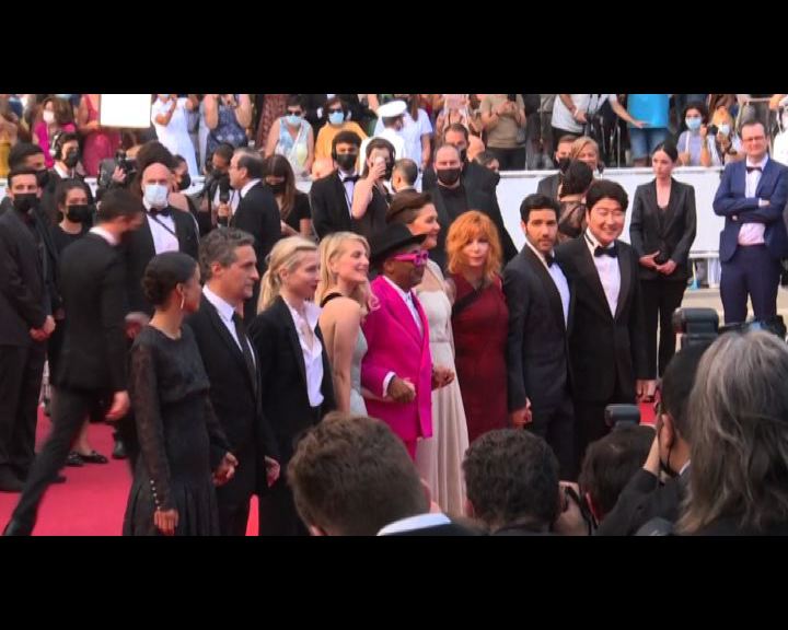 Red carpet Cannes: Spike Lee in rosa, Cotillard sirena d'argento