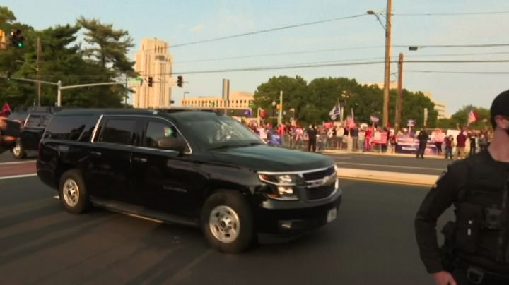 Trump esce dall'ospedale e saluta i fan dall'auto blindata