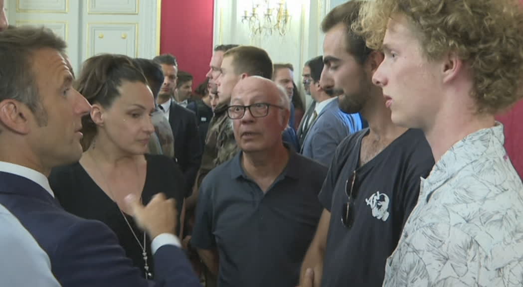 Macron incontra gli "eroi" che hanno inseguito aggressore di Annecy