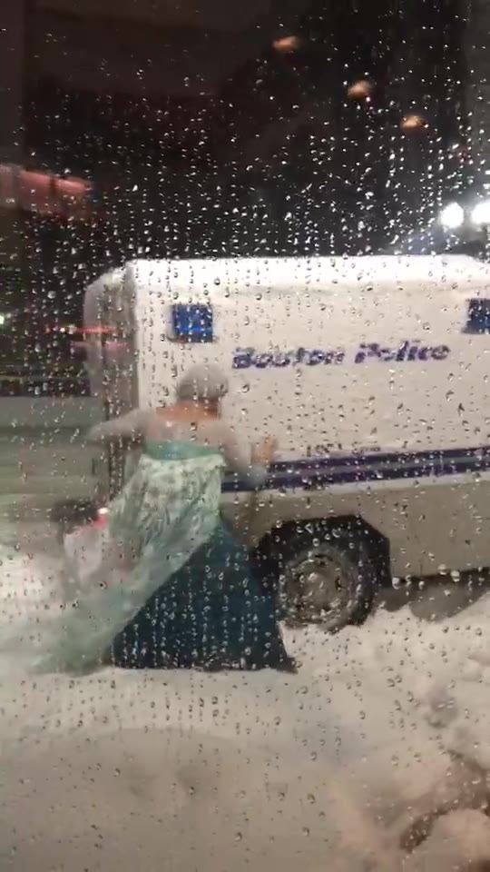 Boston: uomo vestito da Elsa di Frozen aiuta la polizia