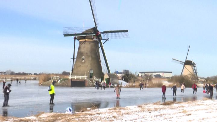 Olanda, si pattina davanti ai mulini a vento patrimonio Unesco