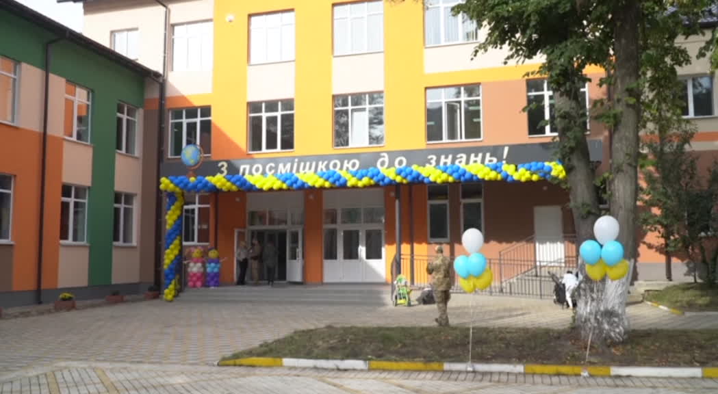 Zelensky a Irpin in una scuola ricostruita dopo attacchi russi