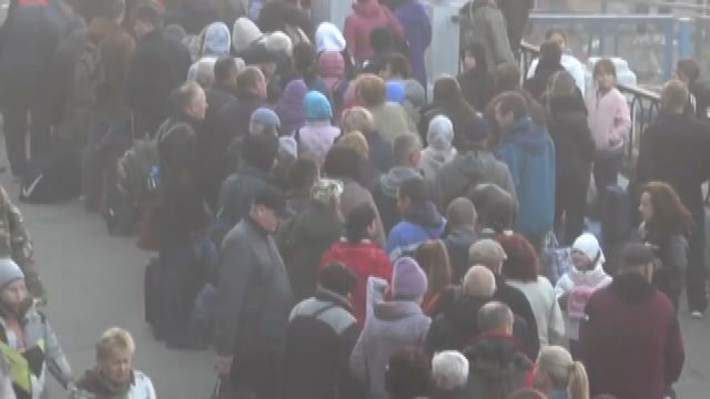 La Russia mostra civili che lasciano Kherson, Kiev: propaganda