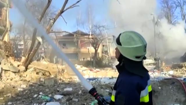 Pompieri spengono un incendio dopo un bombardamento russo a Kiev