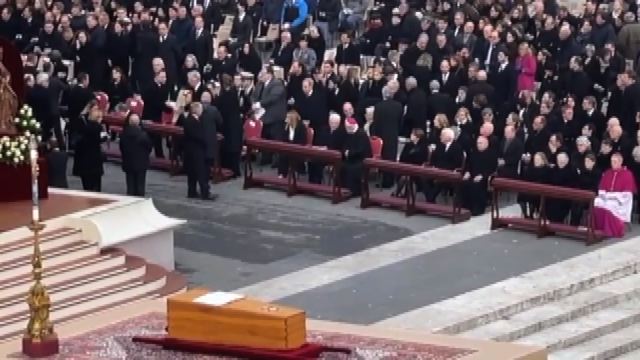 L'arrivo di Mattarella, Meloni e Fontana ai funerali di Ratzinger