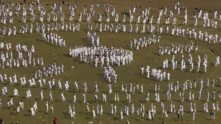 Bulgaria, in 1.500 vestiti di bianco danzano la "paneuritmia"