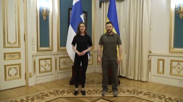 La premier finlandese Sanna Marin a Kiev incontra Zelensky