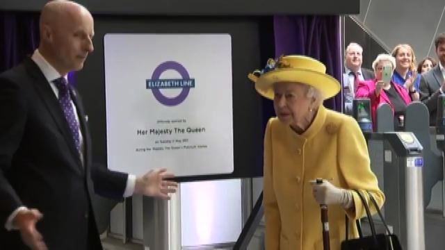 Visita a sorpresa della Regina Elisabetta a Paddington station