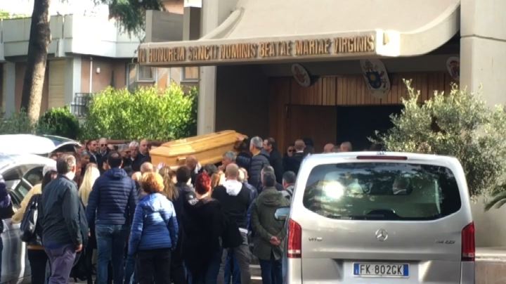 Folla a Roma ai funerali di Luca Sacchi, omaggio degli amici
