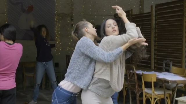 Iran, 30 artisti improvvisano a Milano "La danza della libertà"
