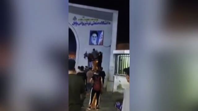Gli studenti iraniani distruggono il ritratto di Khomeini