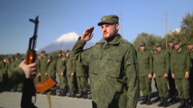 Russia, i riservisti ricevono le armi per iniziare addestramento