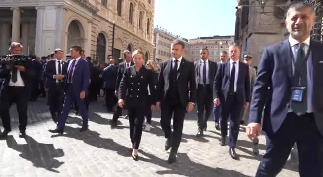 "Lungo e cordiale incontro" Meloni-Macron, al centro i migranti