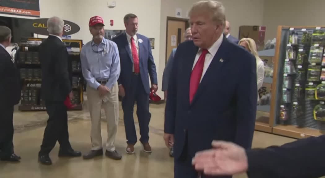 Usa, Trump visita un negozio di armi prima di un appuntamento elettorale