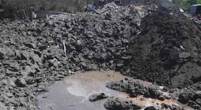 Ucraina, un enorme cratere a Kramatorsk dopo l'ultimo attacco russo