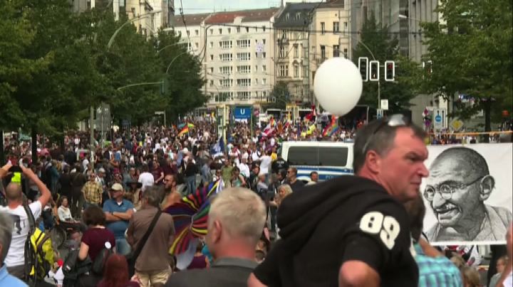 Berlino, polizia interrompe il corteo contro le misure anti-Covid