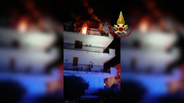 A Caserta incendio distrugge casa, donna salvata con autoscala