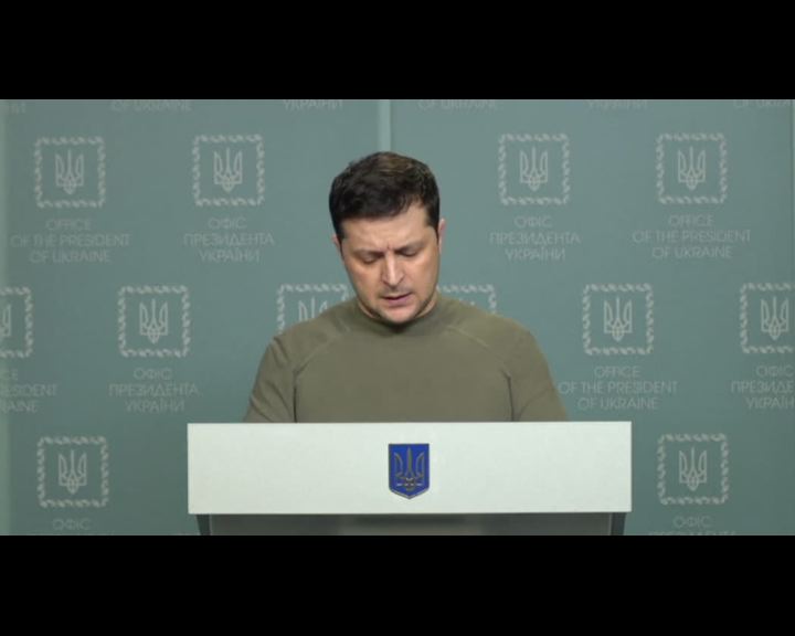 Ucraina, Zelensky: lasciati soli a difenderci, missili su Kiev