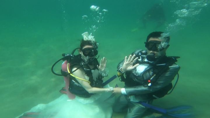 In Thailandia matrimonio sott'acqua nel giorno di San Valentino