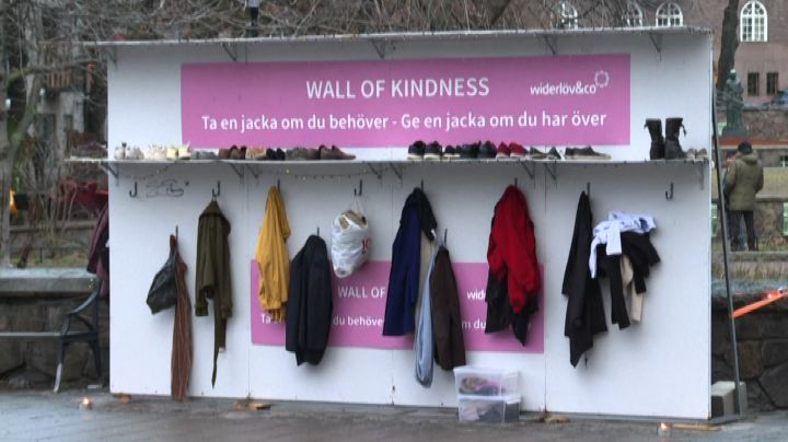 A Stoccolma il muro della gentilezza con cose calde per l'inverno