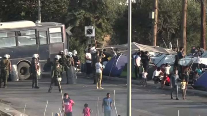 Grecia, la polizia interviene per trasferire i migranti di Moria