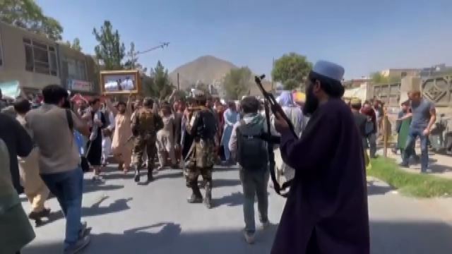 I talebani sparano per disperdere una manifestazione a Kabul