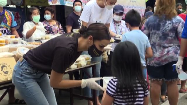 Miss Thailandia 2020 porta i pasti stellati nello slum di Bangkok