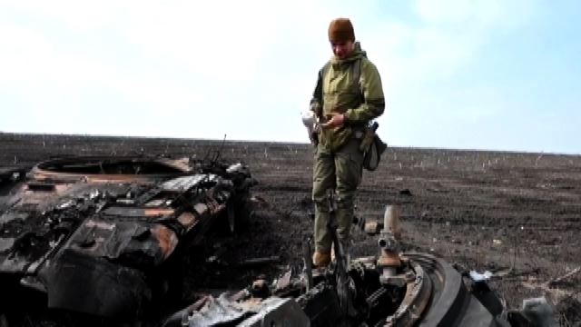 Ucraina, i soldati ucraini ispezionano i tank distrutti