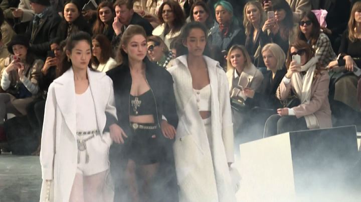 Moda, sulla passerella di Chanel la nostralgia degli anni '80