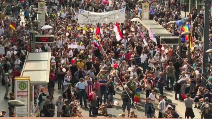 Berlino, migliaia in piazza contro le misure anti-Covid 19