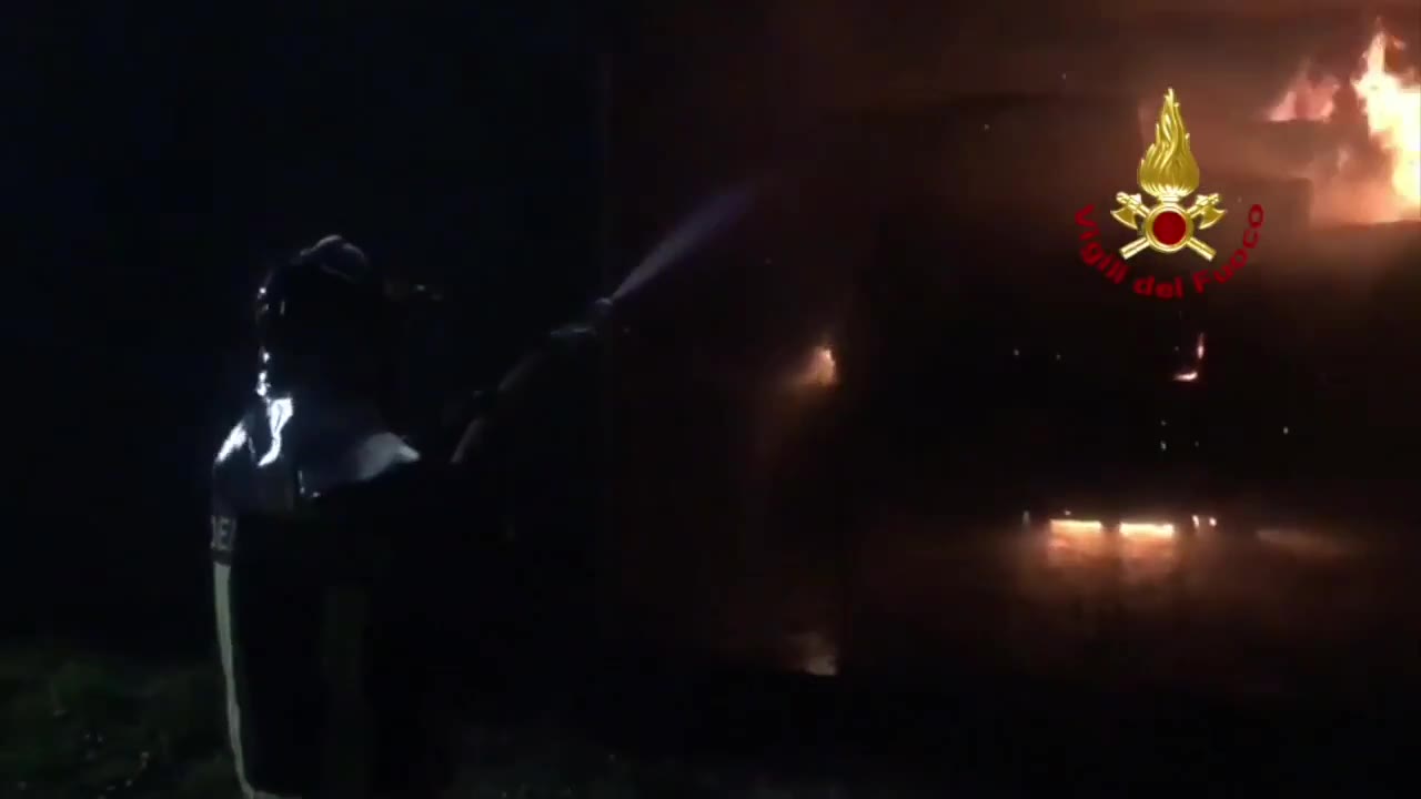 Grosso incendio in un fienile di Parma, odore di fumo in città