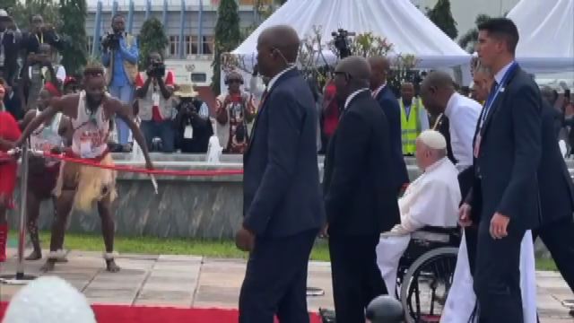 Il Papa è atterrato in Congo, l'accoglienza all'aeroporto