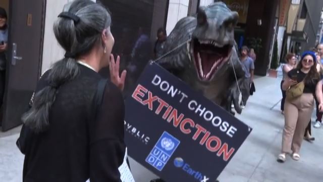 Spunta un dinosauro a Times Square per la decarbonizzazione