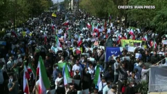 Iran, in migliaia marciano a favore del velo e a sostegno polizia
