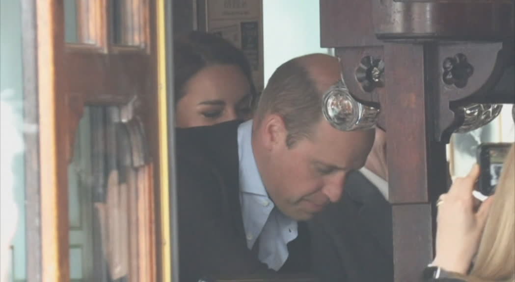 Il principe William beve birra "come uno qualunque" in un pub di Soho