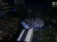 Sanremo 2015 - Alessandro Siani ricorda Pino Daniele - Prima serata 10-02-2015