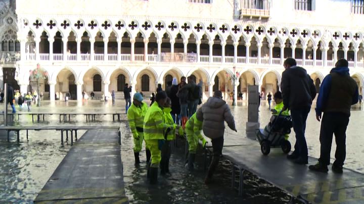 Passerelle e stivali: Venezia aspetta nuovo picco di alta marea